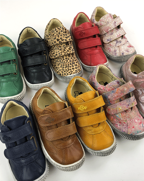 Brede børnesko med velcro luk